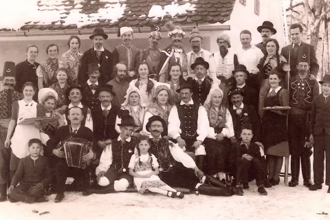 Igralska skupina v ljudski igri "Miklova Zala" iz 50-let prejšnjega stoletja / Foto: Danijela Bakovnik