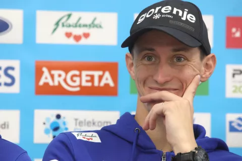novinarska konferenca tiskovka smučarji skakalci pred sezona 2023-24 odhod tekma Finska smučarski skoki sneg svetovni pokal SZS smučarska zveza Slovenije / Foto: Gorazd Kavčič