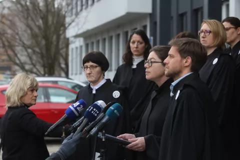 stavka sodniki stavba sodišče Kranj skupna izjava sojenje obravnava obisk grob France Prešeren Prešernov gaj / Foto: Gorazd Kavčič