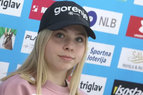 novinarska konferenca predstavitev smučarke skakalke zimska sezona 2023-2024 smučarska zveza slovenije skoki letalnica skakalnica / Foto: Gorazd Kavčič