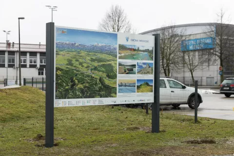 V občini Medvode so novi tabli postavili v bližini &scaron;portne dvorane in osnovne &scaron;ole (na sliki) ter na Golem Brdu. / Foto: Peter Ko&scaron;enina