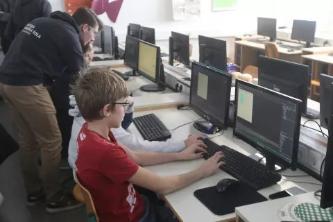 V osnutku predloga nacionalnega programa vzgoje in izobraževanja so predvideli tudi krepitev digitalnih kompetenc. Fotografija je simbolična. / Foto: Gorazd Kavčič