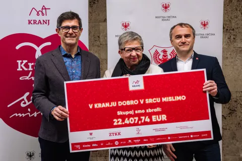 V peti kranjski dobrodelni akciji so zbrali dobrih 22 tisoč evrov. Na sliki (z leve): župan Matjaž Rakovec, Breda Kra&scaron;na (ZPMS) in Klemen Malovrh (ZTKK). / Foto: Primož Pičulin