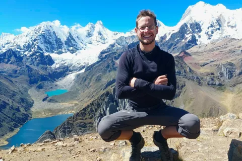 Matic Jezeršek na trekingu po gorovju Hauyhuash, spodaj jezero Jauacocha, v ozadju gore Rondoy in Jirishanca. / Foto: Osebni Arhiv