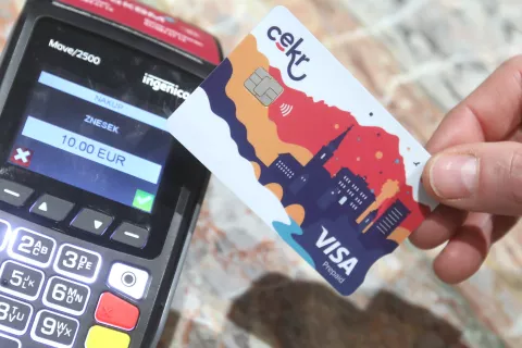 Kranjska mestna kartica CeKR poleg identifikacije omogoča plačevanje kjerkoli po svetu in uporabnikom nudi tudi številne ugodnosti. / Foto: Gorazd Kavčič