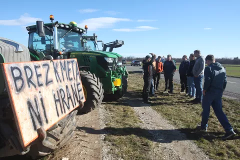 Kmetje so s protestom v Kranju opozorili pogajalce obeh strani, naj se ne igrajo z njihovim potrpljenjem. / Foto: Gorazd Kavčič