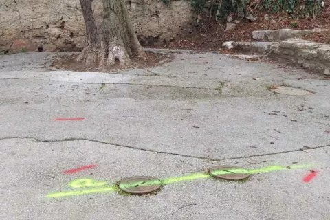 Na parkiri&scaron;ču pod Upravno enoto &Scaron;kofja Loka so označbe, ki nakazujejo začetek gradbenih del. / Foto: Klara Mrak