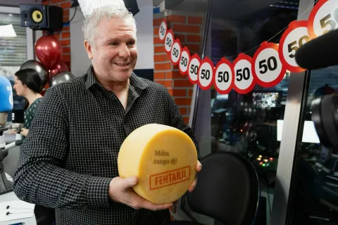 Fehtarji so poskrbeli za izvirno darilo: kolut sira s posebnim posvetilom / Foto: Darja Štravs Tisu