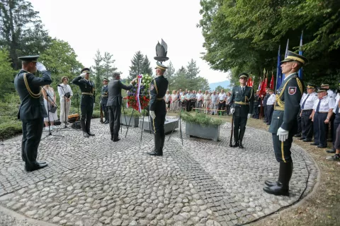 Predsednik Borut Pahor se je usmrčenim talcem poklonil s položitvijo venca. / Foto: Tina Dokl