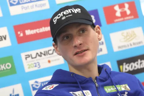 novinarska konferenca tiskovka smučarji skakalci pred sezona 2023-24 odhod tekma Finska smučarski skoki sneg svetovni pokal SZS smučarska zveza Slovenije / Foto: Gorazd Kavčič
