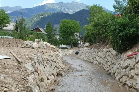 Strugo potoka Zgo&scaron;a so na odseku skozi naselje Zgo&scaron;a že raz&scaron;irili in utrdili brežine, zdaj je na vrsti &scaron;e dobrih sto metrov dolg odsek skozi Zapuže. / Foto: Direkcija RS za vode