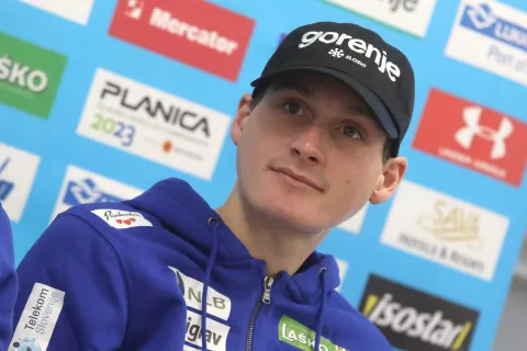 novinarska konferenca tiskovka smučarji skakalci pred sezona 2023-24 odhod tekma Finska smučarski skoki sneg svetovni pokal SZS smučarska zveza Slovenije / Foto: Gorazd Kavčič