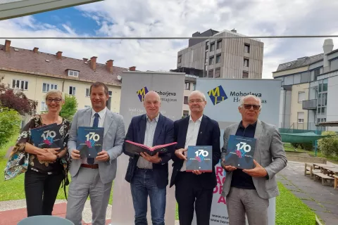 Sourednica Martina Kanzian, ravnatelj Mohorjeve dr. Karl Hren, urednik in izdajatelj zbornika Hanzi Tomažič, predsednik Mohorjeve Ivan Olip in ravnatelj Mohorjeve Franc Kelih na predstavitvi zbornika ob prazniku Mohorjeve / Foto: Jože Ko&scaron;njek