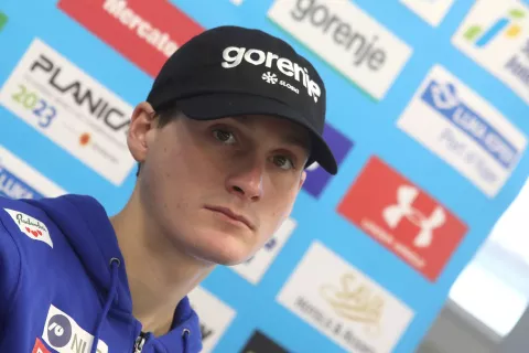 novinarska konferenca tiskovka smučarji skakalci pred sezona 2023-24 odhod tekma Finska smučarski skoki sneg svetovni pokal SZS smučarska zveza Slovenije / Foto: Gorazd Kavčič