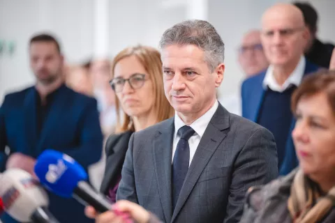 Po mnenju predsednika vlade Roberta Goloba stavka zdravnikov in zobozdravnikov traja že predolgo, kar veča stiske pacientov. / Foto: Nik Bertoncelj