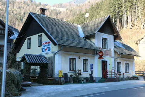 Gostilna in penzion Kanonir stoji ob glavni cesti na Jezersko iz smeri Kranja in spada med najstarejše stalno delujoče gostilne na Jezerskem. / Foto: Alenka Brun