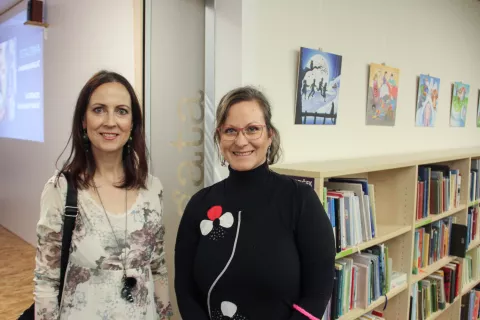 Nina Naliny Meglič in Anamarija Meglič s slikanico Teta Zima najmlaj&scaron;e popeljeta v čarobni svet domi&scaron;ljije. / Foto: Gregor Meglič