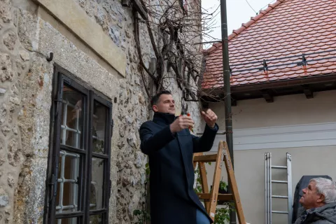 Prvi cepič je odrezal blejski podžupan Iztok Pesrl. / Foto: Primož Pičulin