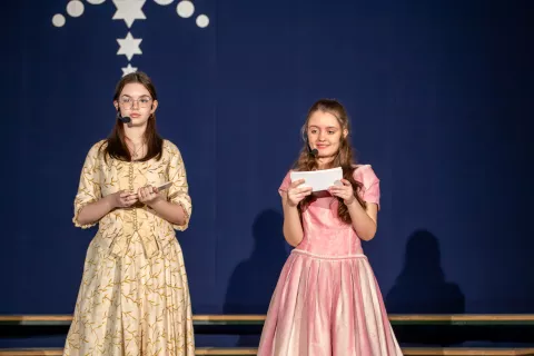 Na prireditvi ob obletnici šole so se vrnili v čas Franceta Prešerna in njegovega prijatelja Matije Čopa, po katerem se imenuje šola. / Foto: Arhiv šole