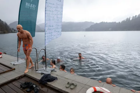 Kopalci so se pogumno podali v hladno vodo Blejskega jezera, ki je imela le &scaron;est stopinj Celzija. / Foto: Primož Pičulin