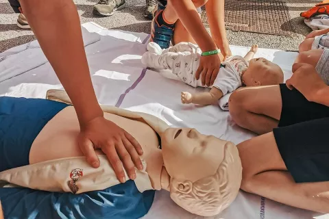Temeljni postopki oživljanja - dojenčki / Foto: Arhiv Zvc Jesenice