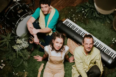 Masharik delujejo kot usklajeno glasbeno telo. Sestavljajo ga Maša Bogataj (kitara, vokal), Bojan Marinko (bobni) in Luka Zemljič (klaviature, spremljevalni vokal).  / Foto: Arhiv Skupine (manja Črep)