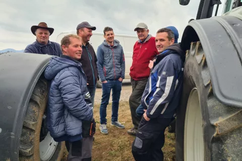 Skupina gorenjskih kmetov na nedavnem protestu v Kranju / Foto: Cveto Zaplotnik