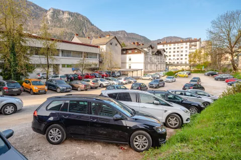 Makadamsko parkirišče, na katerem naj bi gradili garažno hišo / Foto: Nik Bertoncelj