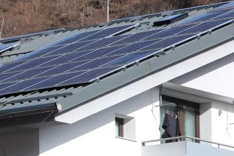 hiša sončna elektrarna streha pridobivanje elektrike od sonca / Foto: Gorazd Kavčič