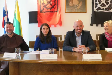 Prireditve so predstavili: pater Jože Smukavec, župan Tine Radinja, Ema Nunar z Zavoda 973 in Helena Janežič, urednica publikacije Pasijonski doneski. / Foto: Vilma Stanovnik