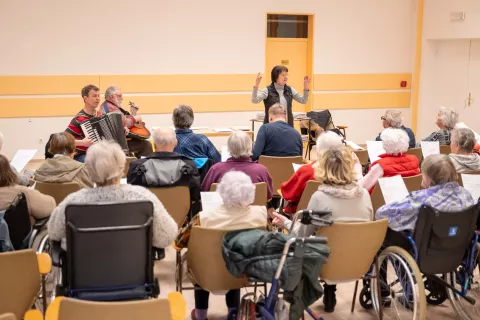 Uporabniki se lahko vključujejo v domske aktivnosti, med drugim tudi k zelo priljubljenemu pevskemu zboru. / Foto: Nik Bertoncelj