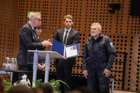 1 marec dan civilna zaščita podelitev priznanj na fotografiji Srečko Šestan poveljnik civilne zaščite in Bojan Kopač dobitnik kipec Civilne zaščite / Foto: Tina Dokl