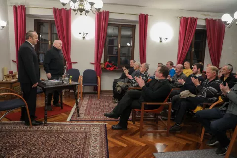 Branko Grims v pogovoru z Zoranom Moretom na predstavitvi knjige Zmaga dobrega v radovljiškem župnišču / Foto: Tina Dokl