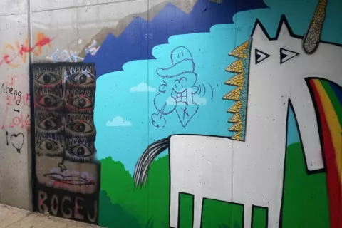 Eden od že izvedenih projektov je tudi poslikava podhoda pod železni&scaron;ko progo med Radovljico in Lescami. Žal so se novih poslikav in mozaikov že (spet) lotili vandali.