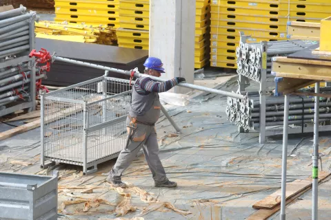 delavci gradnja tuja delovna sila delavski razred gradnja izkoriščanje čelada varnost pri delu sindikat gradbeniki gradbeno podjetje delavski imigranti BIH Kosovo / Foto: Gorazd Kavčič