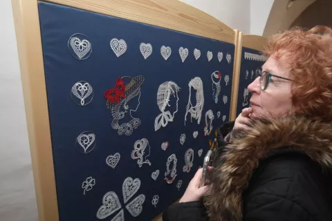 V Kulturnem dru&scaron;tvu Deteljica so pripravili razstavo klekljanih čipk, na kateri so v ospredje postavili obraze žensk in deklet. / Foto: Gorazd Kavčič