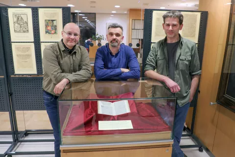 Pavel Oberstein najstarejši Radovljiški knjižni spomenik na fotografiji Lucijan Adam, Jure Sinobad, Ažbe Toman / Foto: Tina Dokl