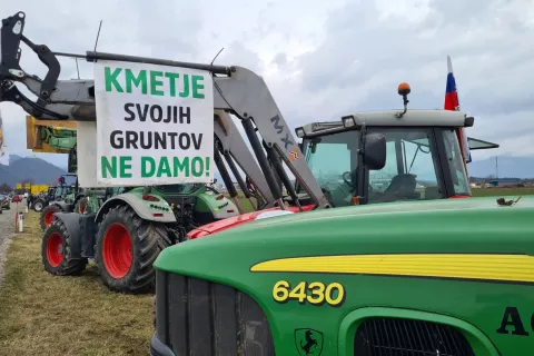 Kmetje iz Kranja in okoliških občin so se letos že dvakrat zbrali na protestnem shodu. / Foto: Cveto Zaplotnik