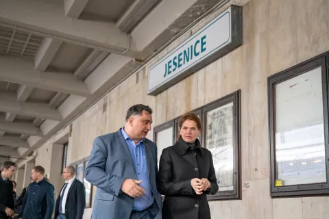 Jeseniški župan Peter Bohinec in ministrica za infrastrukturo Alenka Bratušek na jeseniški železniški postaji. / Foto: Nik Bertoncelj