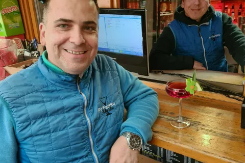 Brata Fartek, Tomaž in Jože ter koktajl, ki je bil narejen prav za 8. marec 2024. / Foto: Alenka Brun