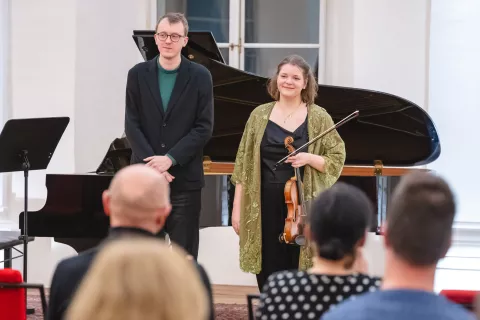Violiniskta Maja Horvat, tokrat v Radovljici družbi avstralskega pianista Josepha Havlata je navdušila občinstvo v Baročni dvorani Radovljiške graščine. / Foto: Nik Bertoncelj