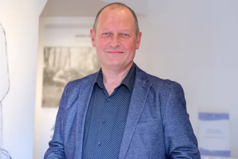 Leopold Pogačar: »Na kmetijskih zemljiščih rastejo čebelnjaki z dnevnimi sobami ali pa shrambe za orodje s posteljami. Preprosto ni nikogar, ki bi kršitelje odkril, jih sankcioniral in tovrstne kršitve preprečil v smislu generalne prevencije.« / Foto: Tina Dokl