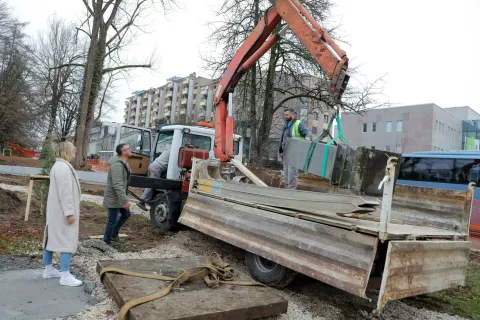 Kamniti podstavek Bleiweisovega spomenika so že preselili v park. / Foto: Tina Dokl