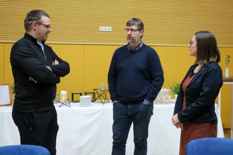 Doc. dr. Miha Šimac s Teološke fakultete Univerze v Ljubljani, mag. Matija Križnar iz Prirodoslovnega muzeja Slovenije in dr. Katja Rebolj (Zavod Raspro), ki se ukvarja z nabiralništvom in je skupaj z Dvorom Jezeršek tudi poskrbela, da so obiskovalci simpozija okusili delček narave. / Foto: Tina Dokl