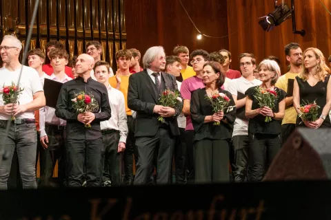 Pevci in zborovodje so bili na koncu koncerta Koroška poje nagrajeni z dolgim aplavzom in cvetjem. / Foto: Časopis Novice Celovec