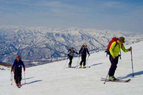 Turni smučarji na gori Gasan (1984 m) na japonskem otoku Hokaido. Tu zapadejo neverjetne količine snega. / Foto: Wikipedija