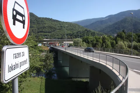 Eden od prometnih znakov, ki so jih postavili pred kratkim in dovoljuje le lokalni promet. / Foto: Gorazd Kavčič