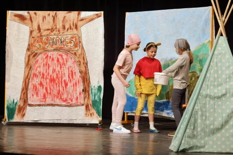 Dramska skupina JAK iz OŠ Jakoba Aljaža Kranj je nastopila s predstavo Pu in njegovi prijatelji. / Foto: Gorazd Kavčič