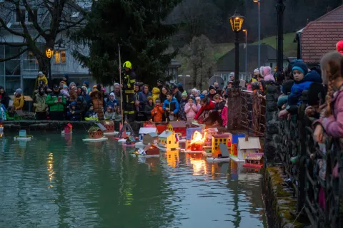 Lepo število otrok je v Kropi prišlo pokazat svoje gregorjeve umetnine. / Foto: Primož Pičulin