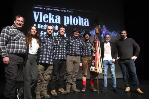 Begunjski fantje, režiser Jani Kolman, avtor besedila Sa&scaron;o Ga&scaron;perin in moderatorka večera Ur&scaron;a Mlakar / Foto: Gorazd Kavčič